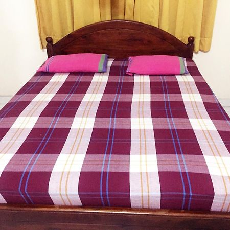 Mccarthy Guesthouse Канди Екстериор снимка