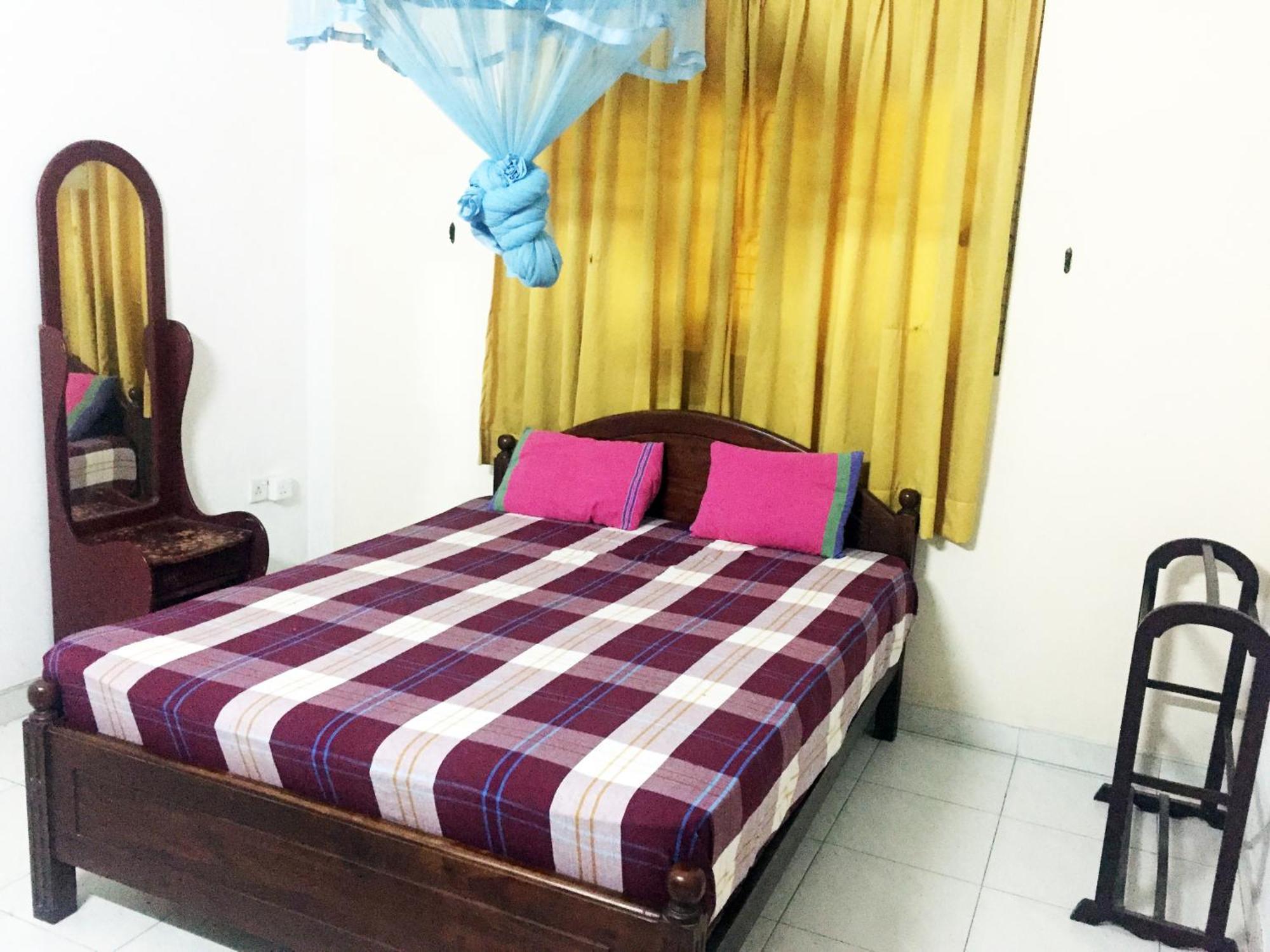 Mccarthy Guesthouse Канди Екстериор снимка