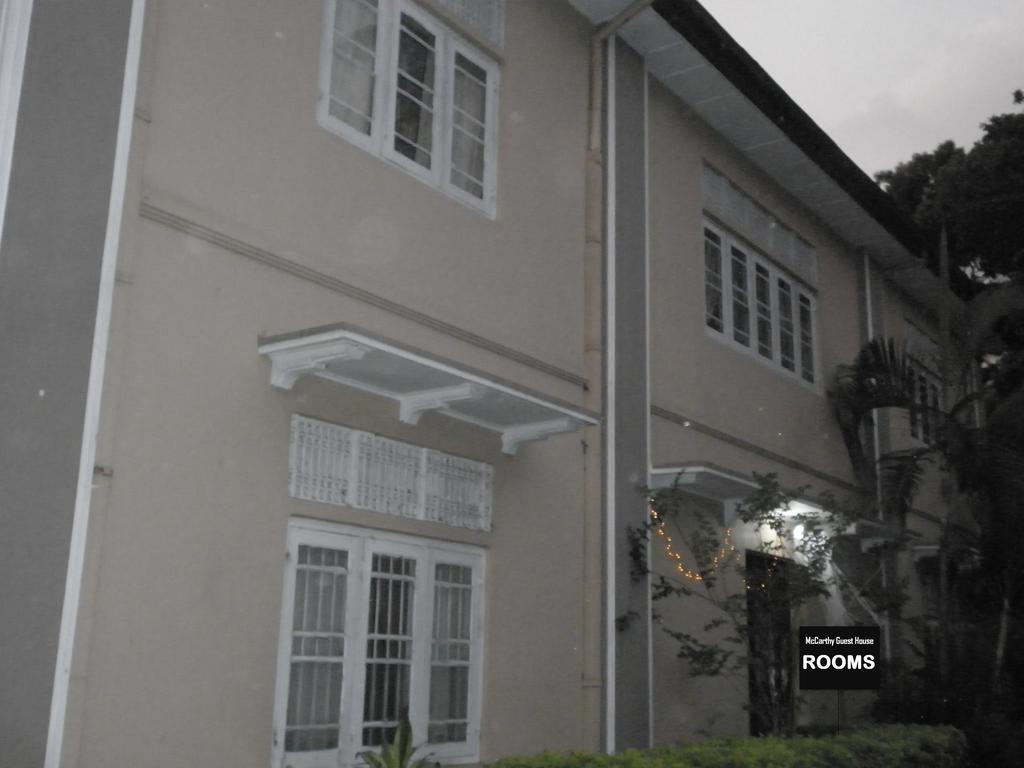 Mccarthy Guesthouse Канди Екстериор снимка