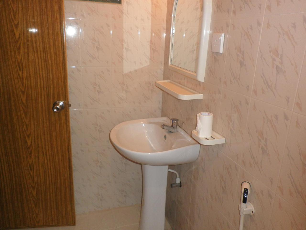 Mccarthy Guesthouse Канди Екстериор снимка